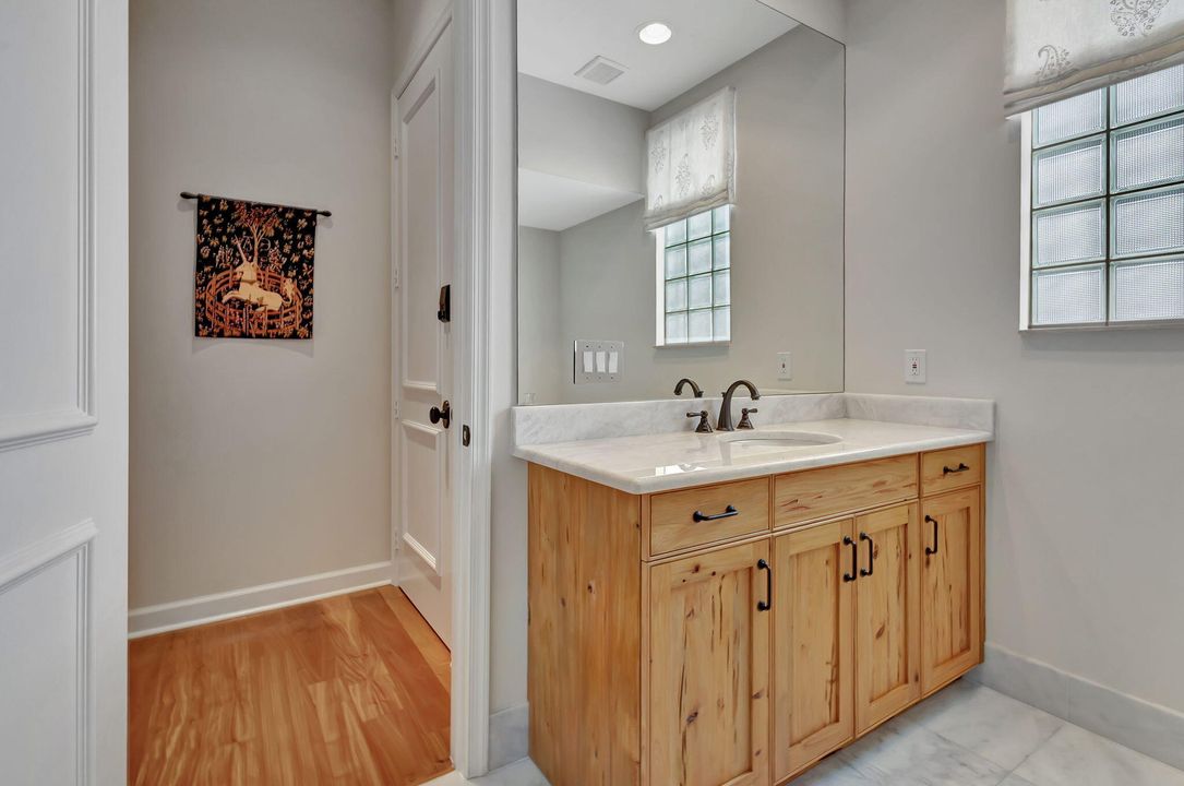 Под контрактом: $2,395,000 (4 спален, 5 ванн, 3872 Квадратных фут)