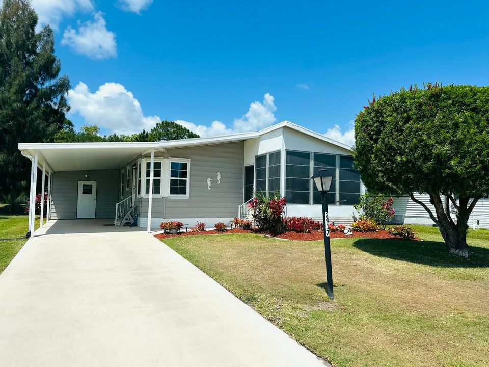 Active With Contract: $169,900 (2 beds, 2 baths, 884 Square Feet)