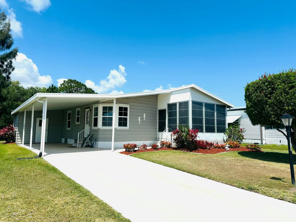 Active With Contract: $169,900 (2 beds, 2 baths, 884 Square Feet)