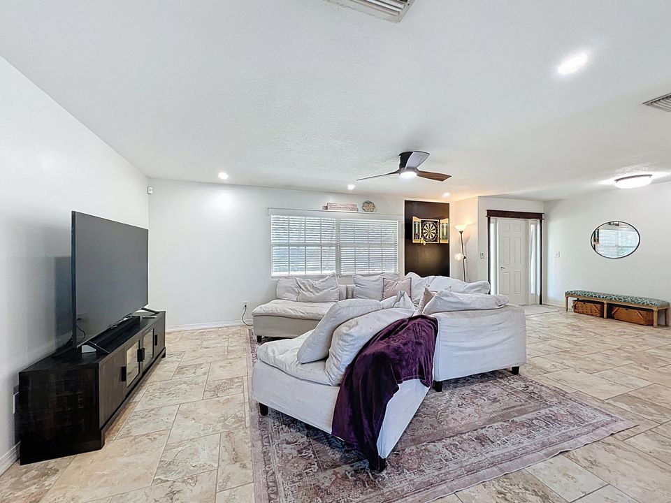 En Venta: $635,000 (4 camas, 2 baños, 1840 Pies cuadrados)