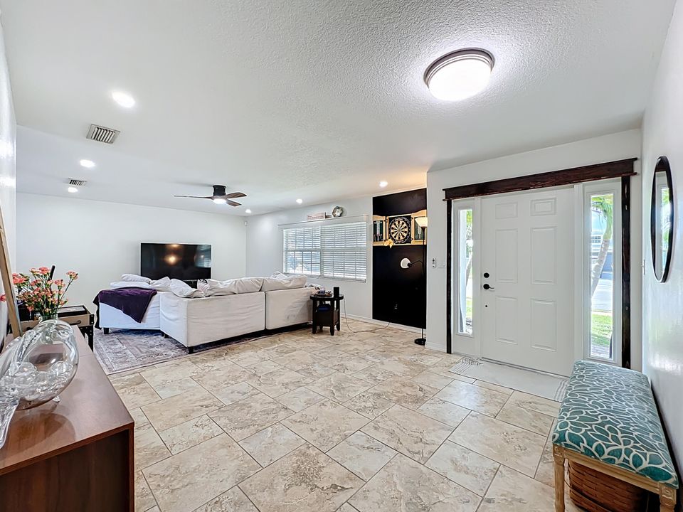 En Venta: $635,000 (4 camas, 2 baños, 1840 Pies cuadrados)