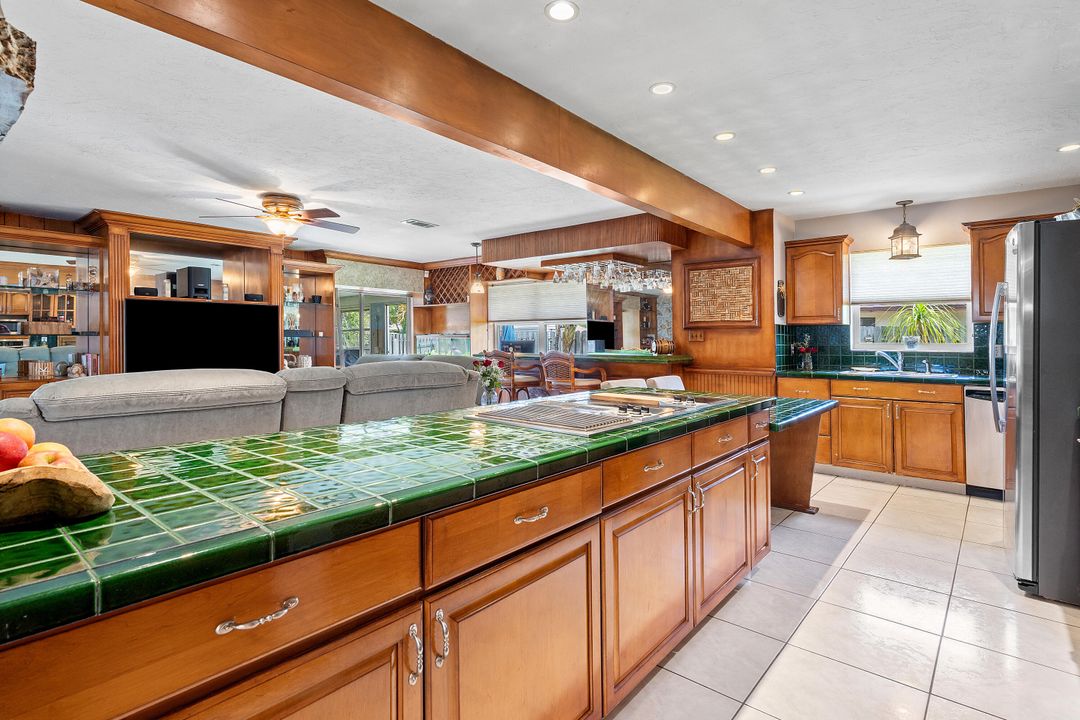 合同活跃: $549,000 (3 贝兹, 2 浴室, 1874 平方英尺)