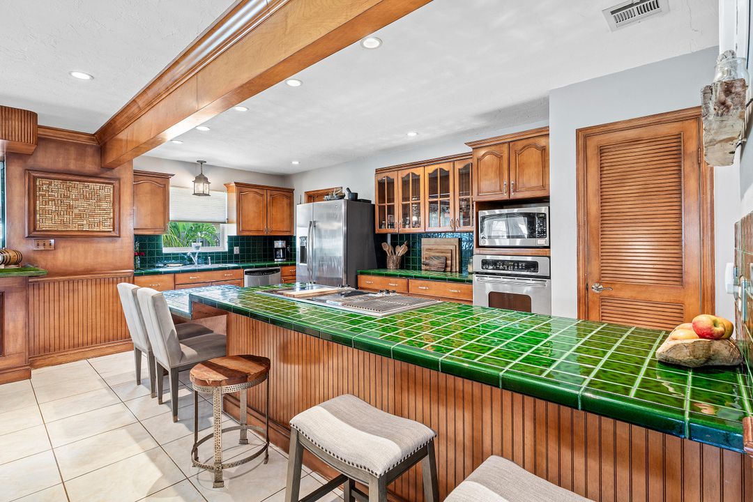 合同活跃: $549,000 (3 贝兹, 2 浴室, 1874 平方英尺)