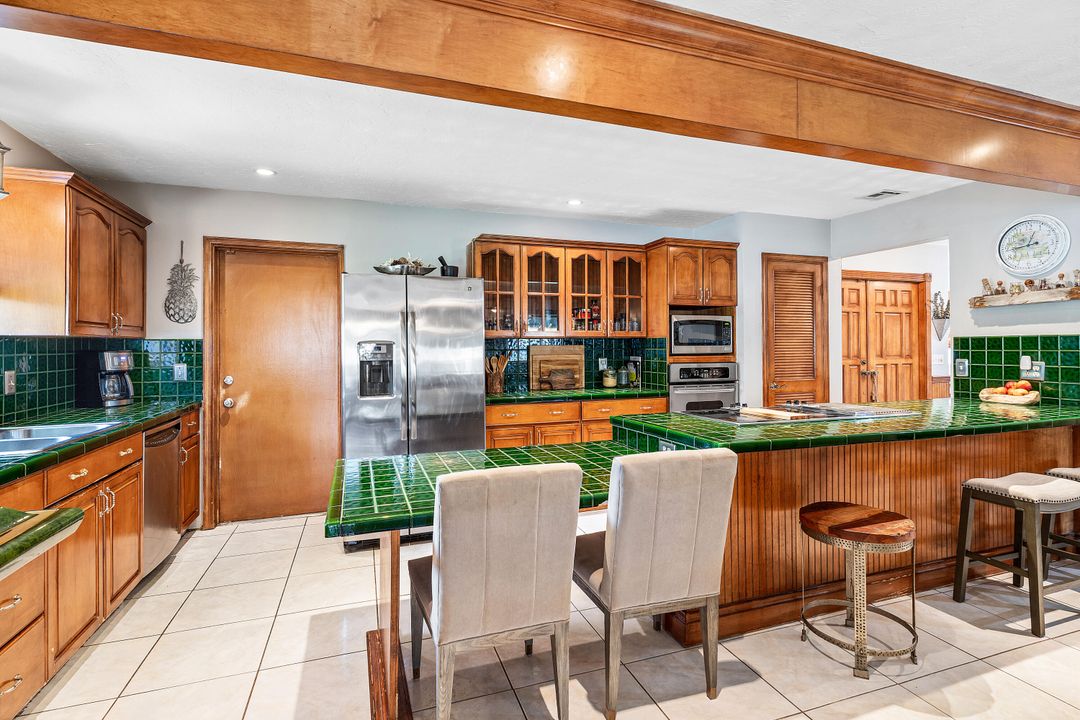 合同活跃: $549,000 (3 贝兹, 2 浴室, 1874 平方英尺)