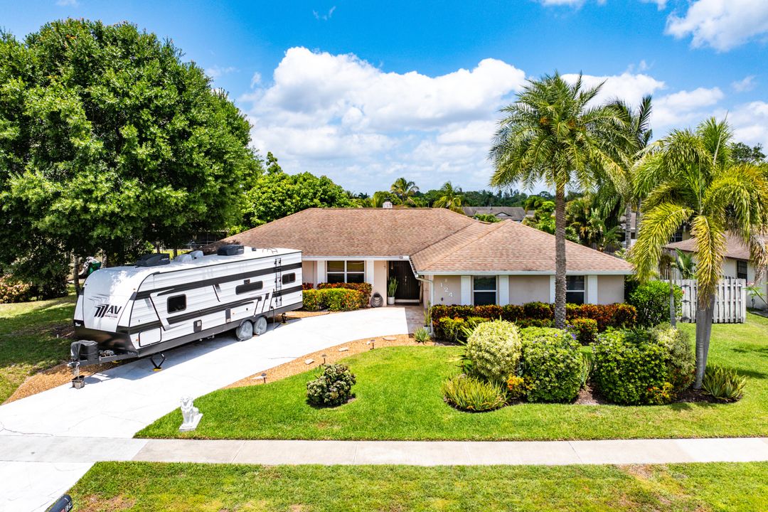 合同活跃: $549,000 (3 贝兹, 2 浴室, 1874 平方英尺)