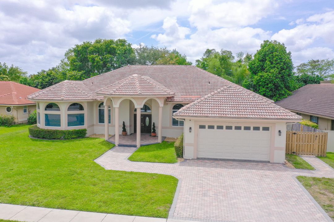 For Sale: $900,000 (4 beds, 3 baths, 2942 Square Feet)