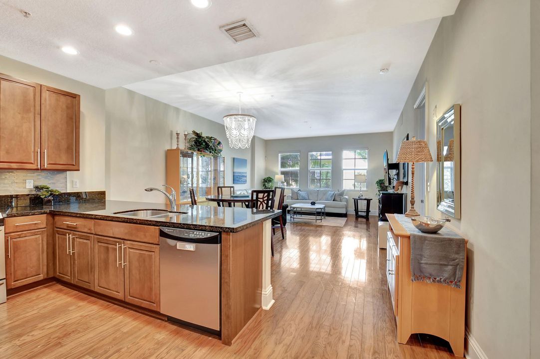 合同活跃: $5,200 (3 贝兹, 3 浴室, 1617 平方英尺)