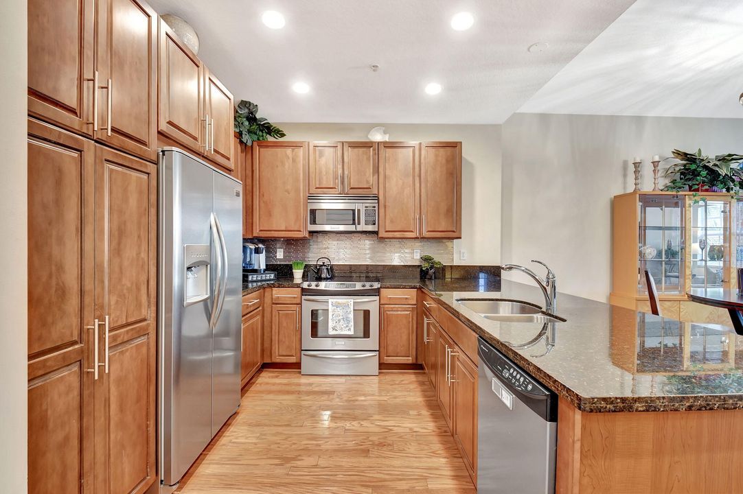 合同活跃: $5,200 (3 贝兹, 3 浴室, 1617 平方英尺)