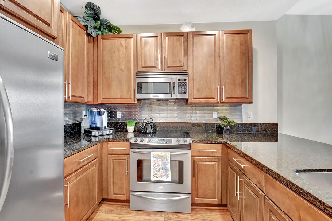 合同活跃: $5,200 (3 贝兹, 3 浴室, 1617 平方英尺)