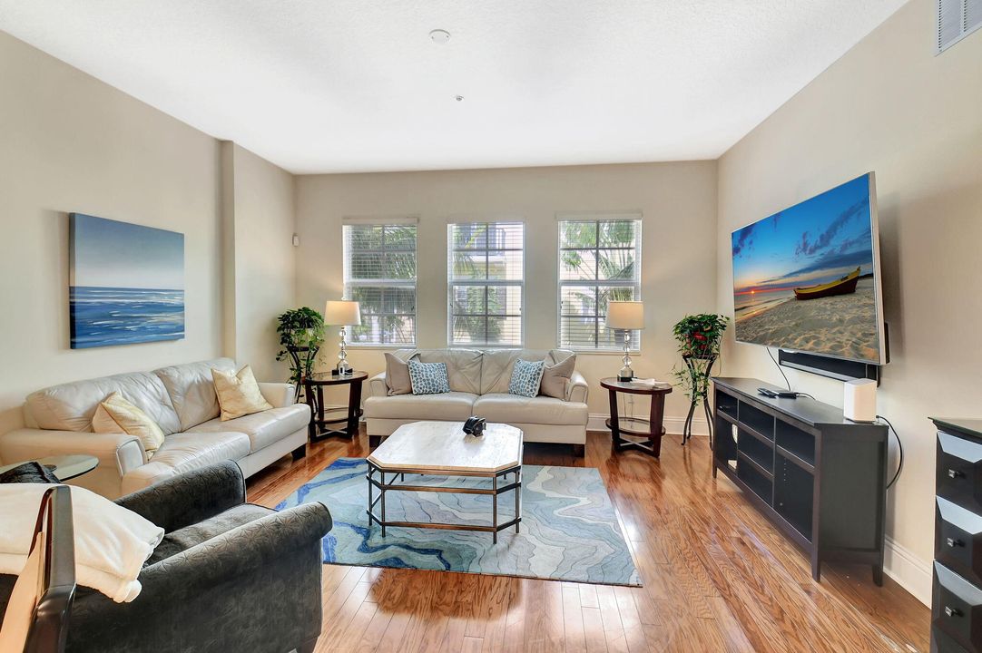 合同活跃: $5,200 (3 贝兹, 3 浴室, 1617 平方英尺)