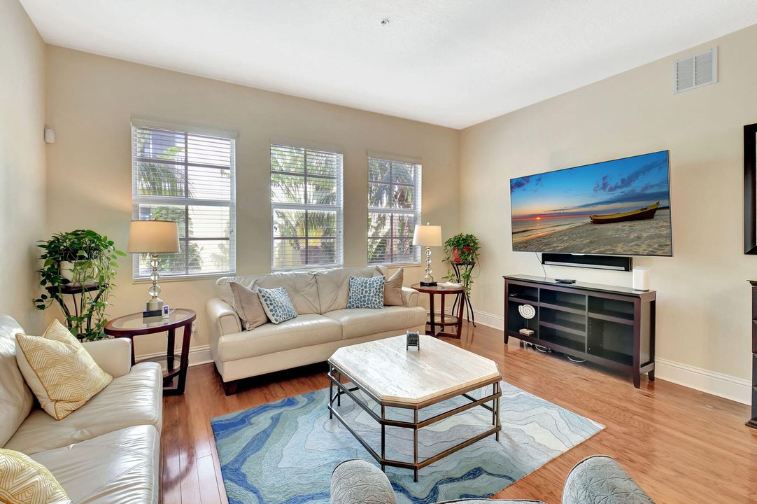 合同活跃: $5,200 (3 贝兹, 3 浴室, 1617 平方英尺)