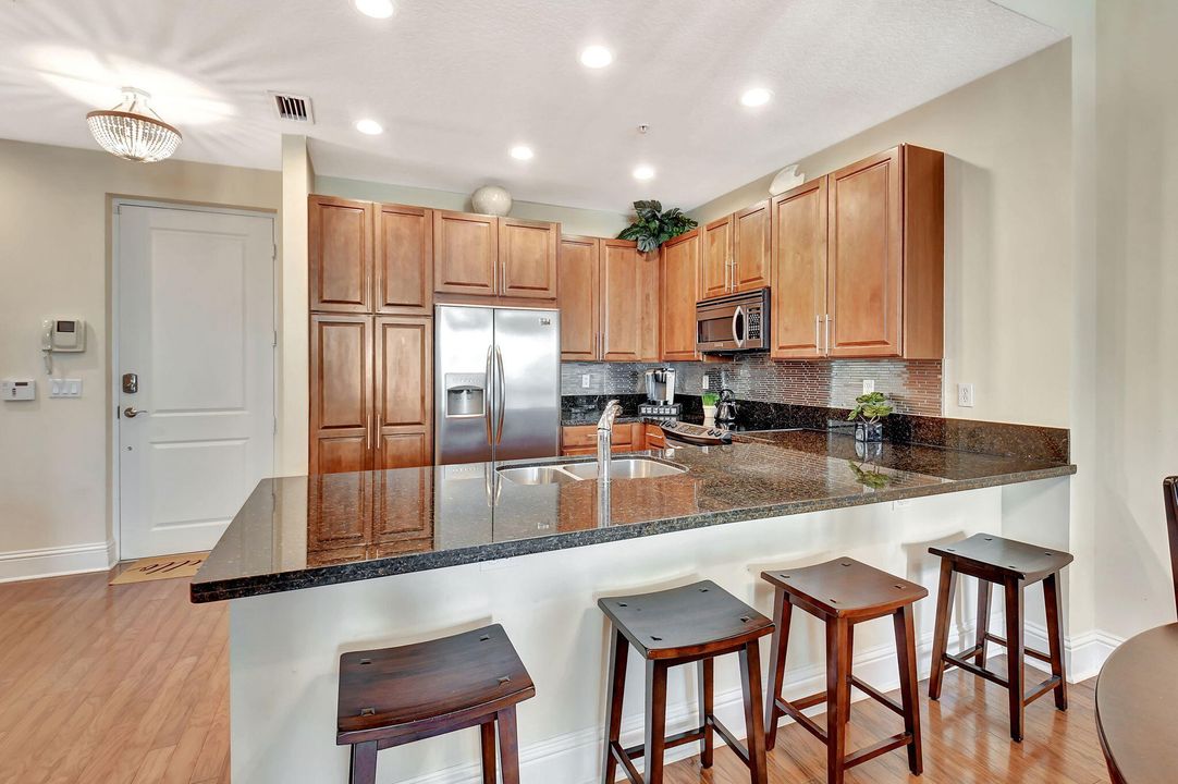 合同活跃: $5,200 (3 贝兹, 3 浴室, 1617 平方英尺)