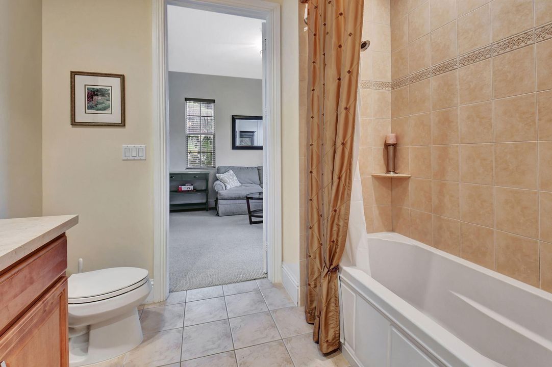 合同活跃: $5,200 (3 贝兹, 3 浴室, 1617 平方英尺)