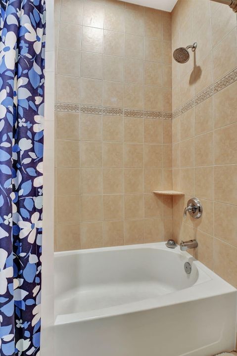 合同活跃: $5,200 (3 贝兹, 3 浴室, 1617 平方英尺)