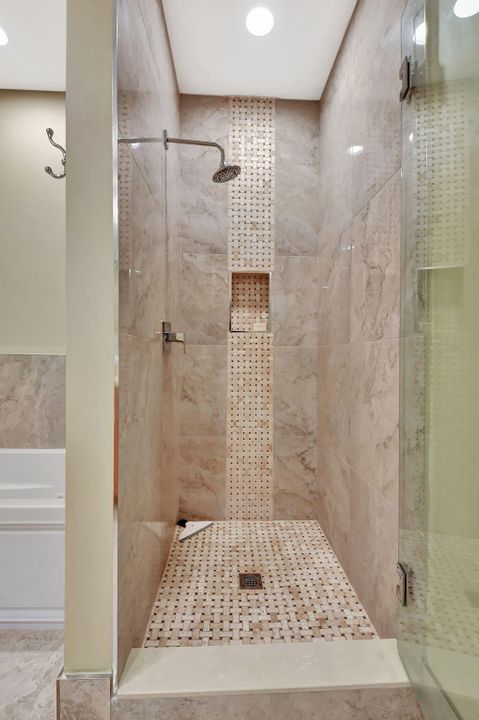 合同活跃: $5,200 (3 贝兹, 3 浴室, 1617 平方英尺)