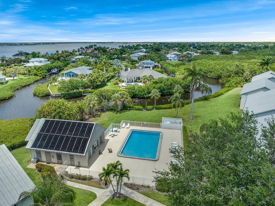 For Sale: $265,000 (2 beds, 2 baths, 1047 Square Feet)