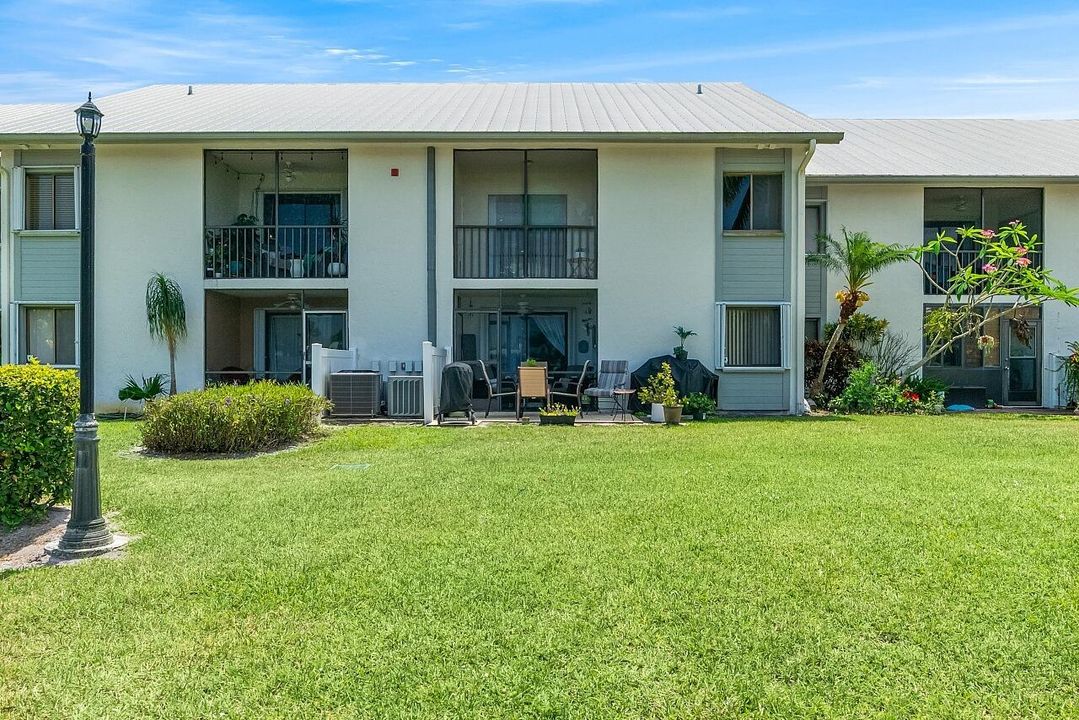 For Sale: $265,000 (2 beds, 2 baths, 1047 Square Feet)