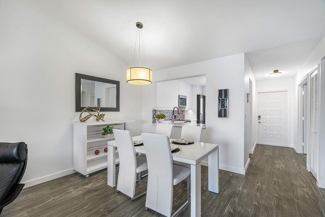 For Sale: $265,000 (2 beds, 2 baths, 1047 Square Feet)