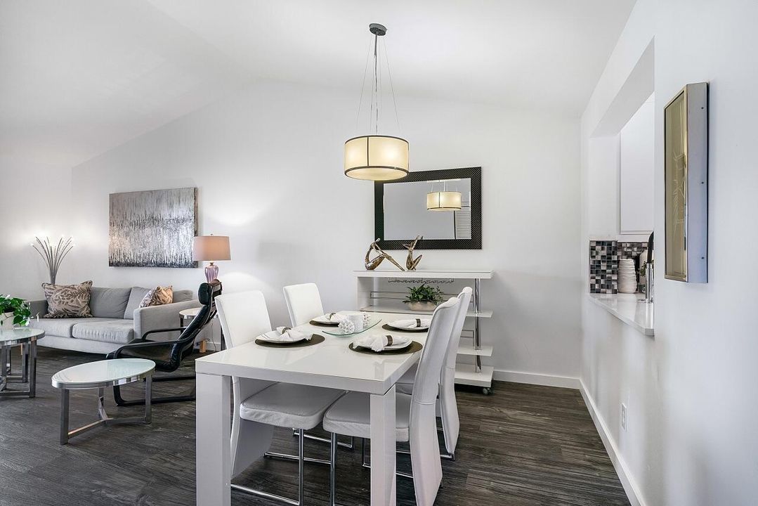 For Sale: $265,000 (2 beds, 2 baths, 1047 Square Feet)