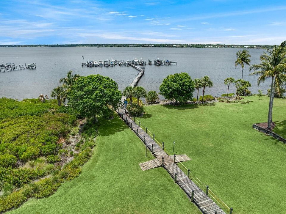 For Sale: $265,000 (2 beds, 2 baths, 1047 Square Feet)