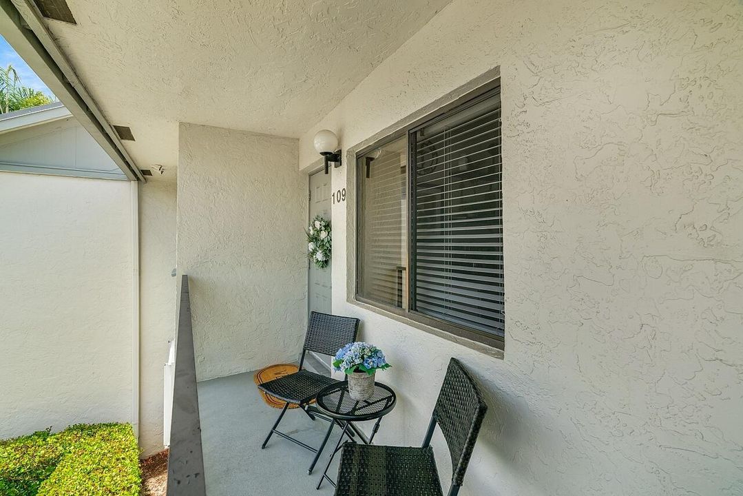 For Sale: $265,000 (2 beds, 2 baths, 1047 Square Feet)