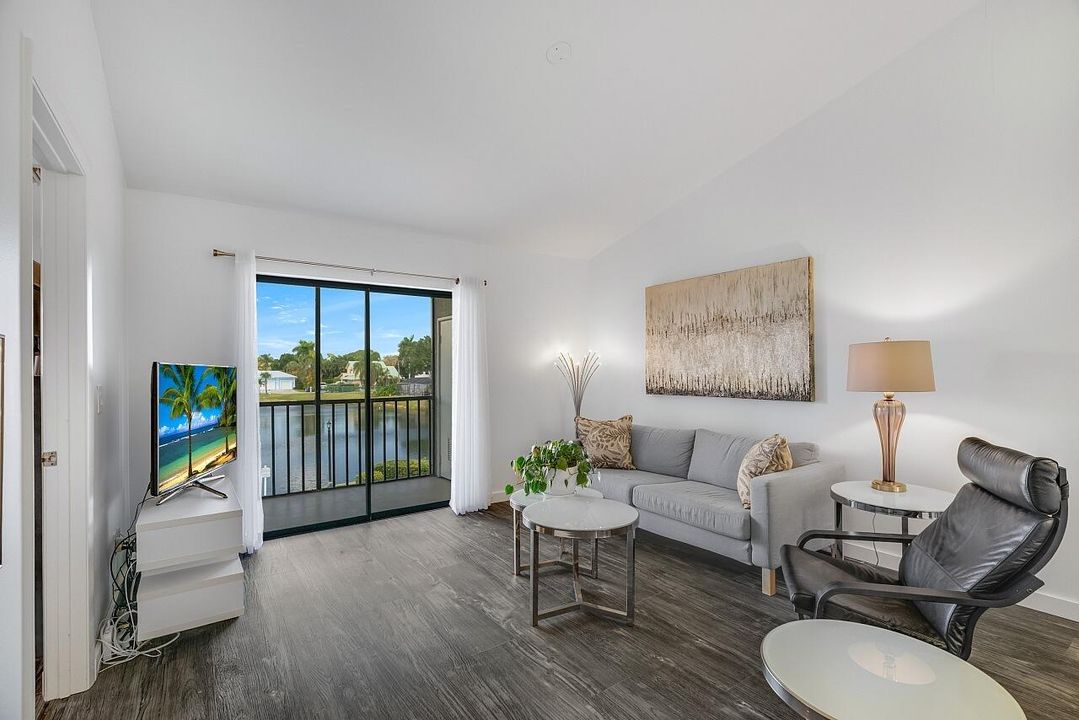 For Sale: $265,000 (2 beds, 2 baths, 1047 Square Feet)