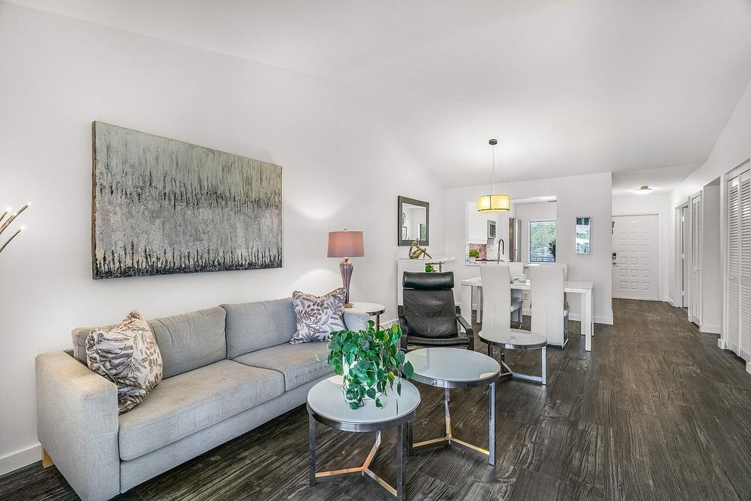 For Sale: $265,000 (2 beds, 2 baths, 1047 Square Feet)