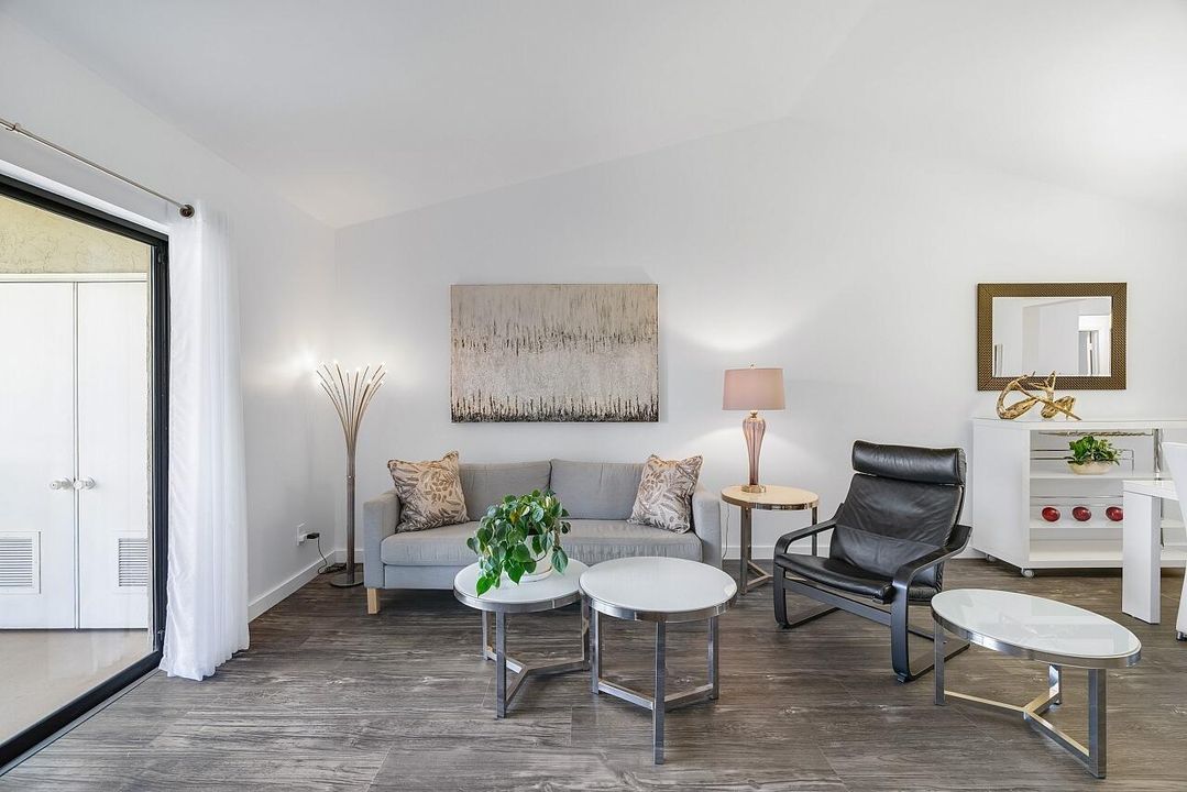 For Sale: $265,000 (2 beds, 2 baths, 1047 Square Feet)