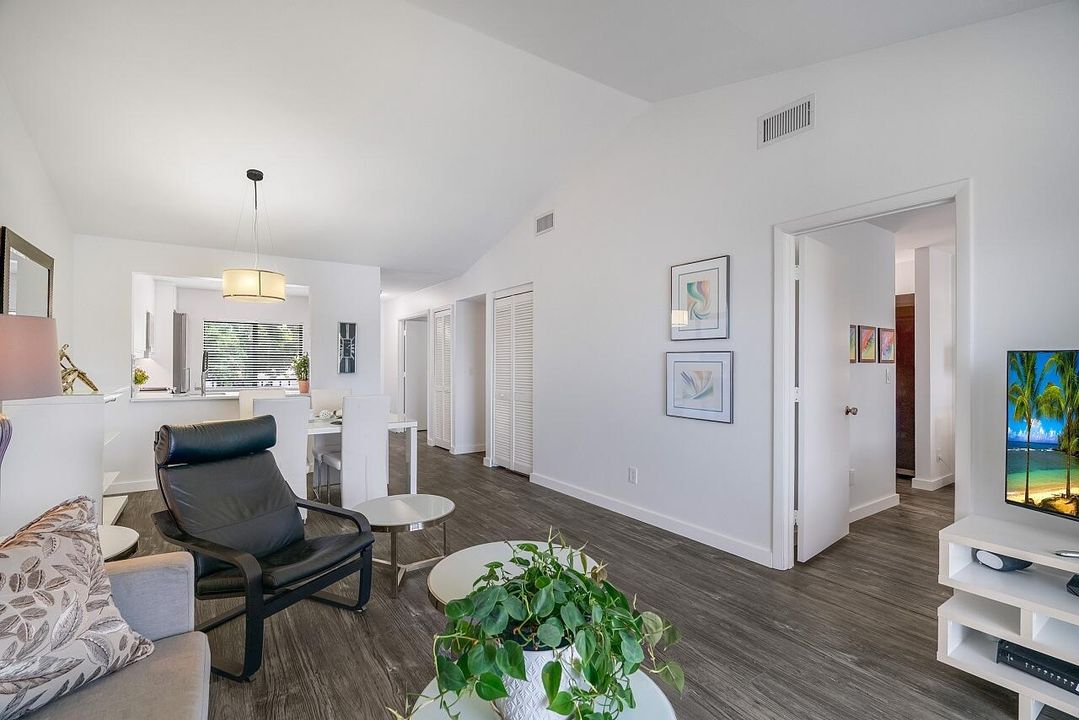 For Sale: $265,000 (2 beds, 2 baths, 1047 Square Feet)