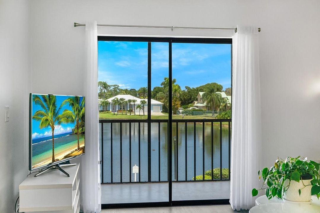 For Sale: $265,000 (2 beds, 2 baths, 1047 Square Feet)