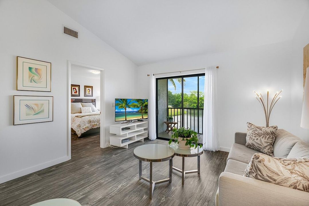 For Sale: $265,000 (2 beds, 2 baths, 1047 Square Feet)