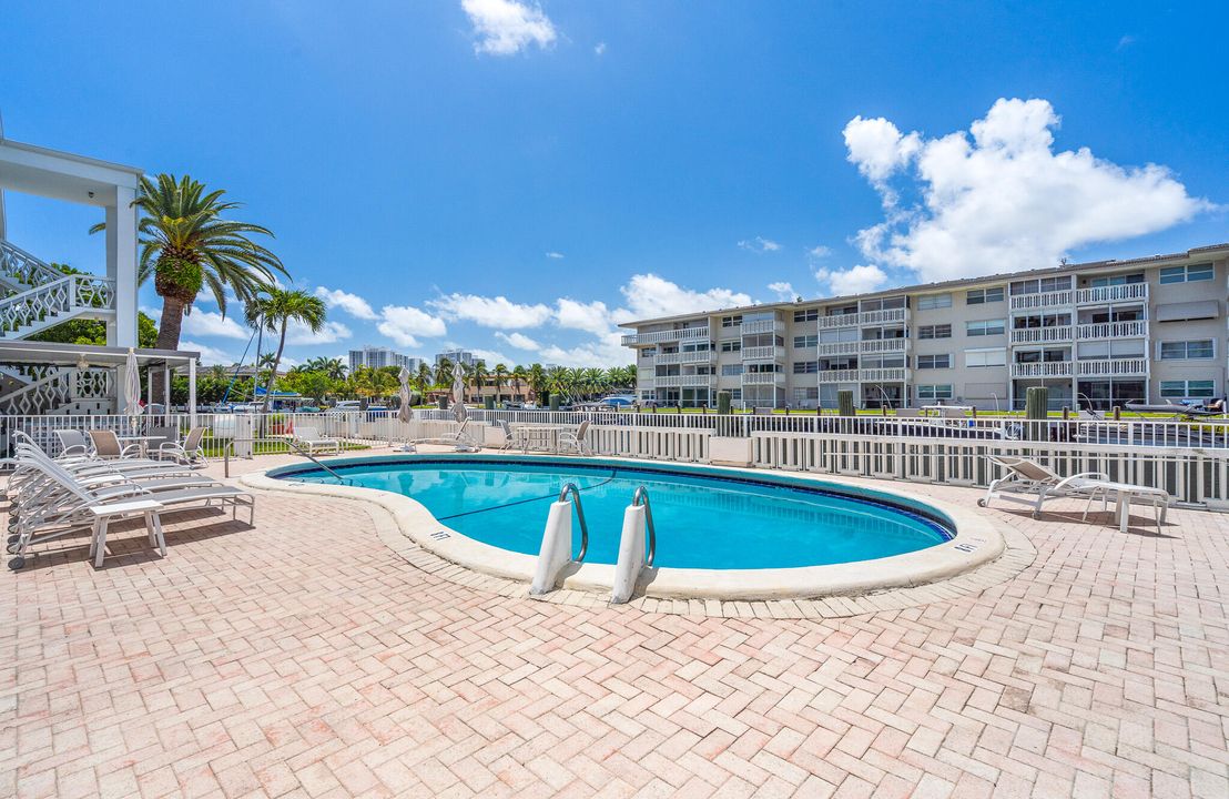 待售: $154,500 (1 贝兹, 1 浴室, 650 平方英尺)