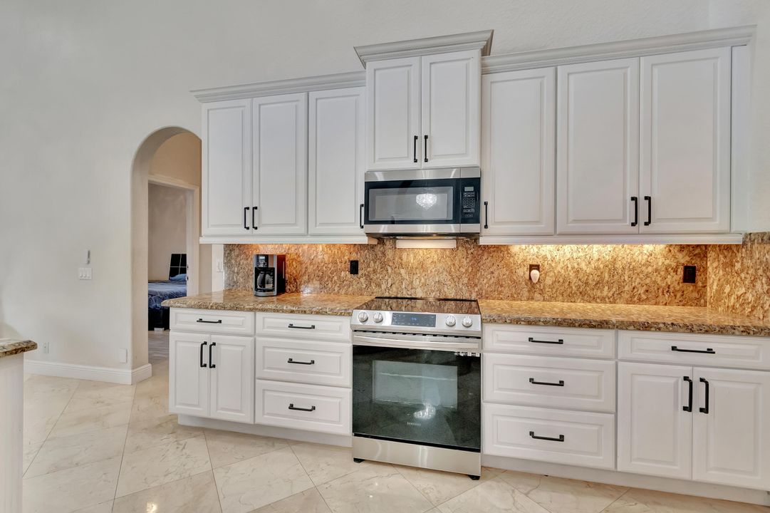 For Sale: $900,000 (4 beds, 3 baths, 2942 Square Feet)