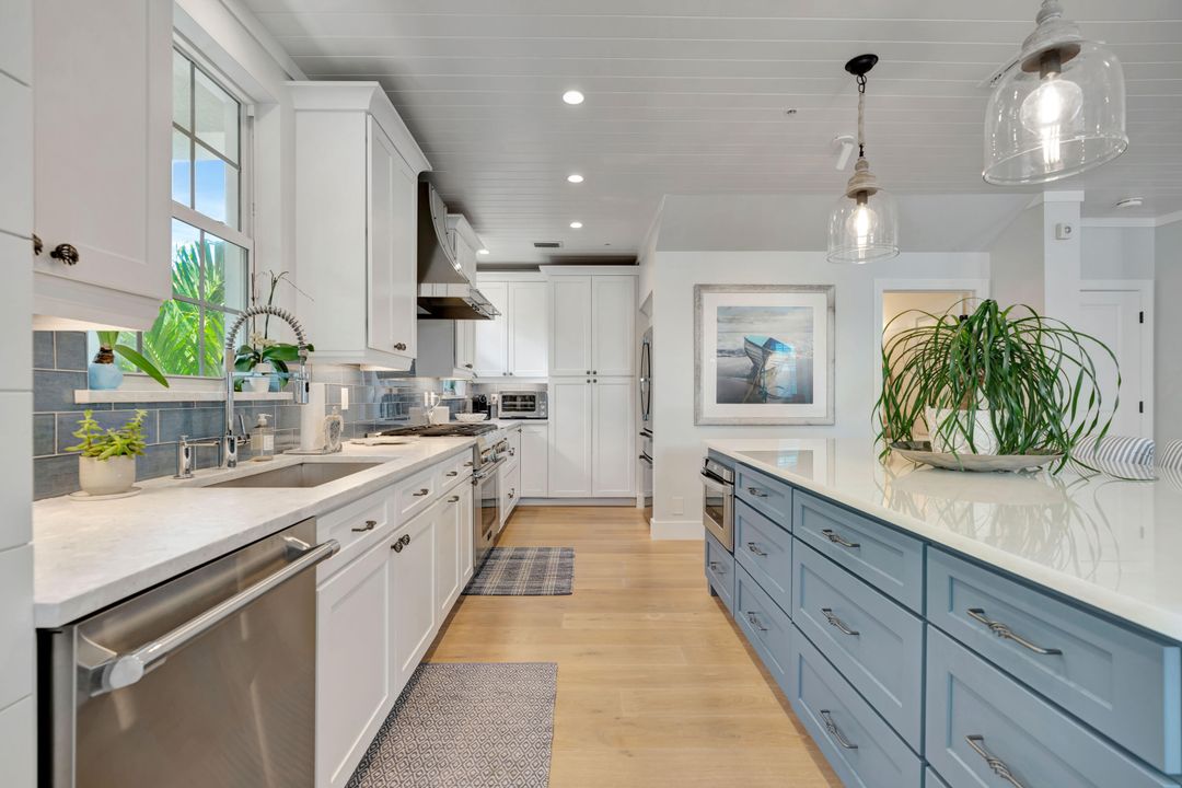 For Sale: $3,100,000 (3 beds, 3 baths, 2825 Square Feet)