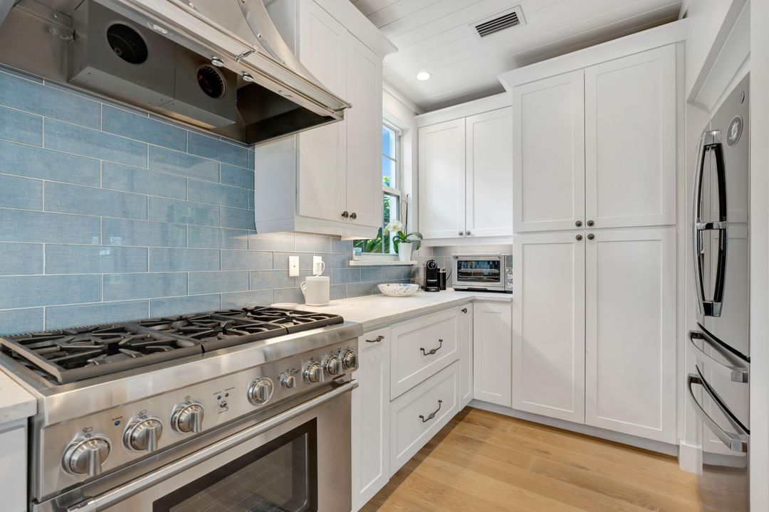 For Sale: $3,100,000 (3 beds, 3 baths, 2825 Square Feet)