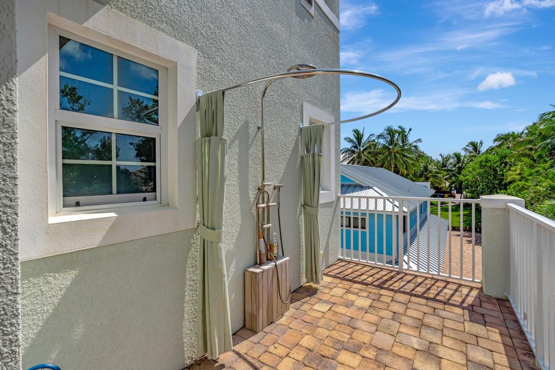 For Sale: $3,100,000 (3 beds, 3 baths, 2825 Square Feet)