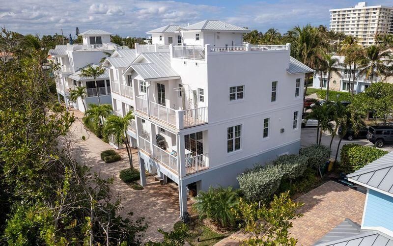 For Sale: $3,100,000 (3 beds, 3 baths, 2825 Square Feet)