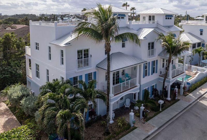 For Sale: $3,100,000 (3 beds, 3 baths, 2825 Square Feet)