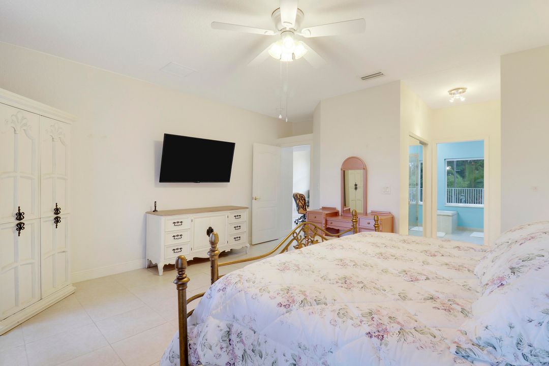 合同活跃: $670,000 (4 贝兹, 2 浴室, 1977 平方英尺)