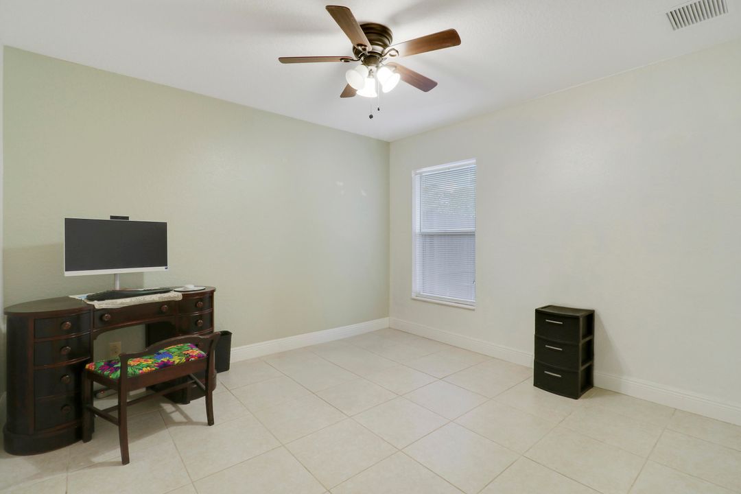 合同活跃: $670,000 (4 贝兹, 2 浴室, 1977 平方英尺)