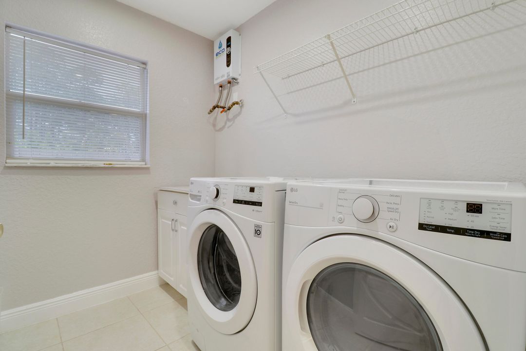 合同活跃: $670,000 (4 贝兹, 2 浴室, 1977 平方英尺)