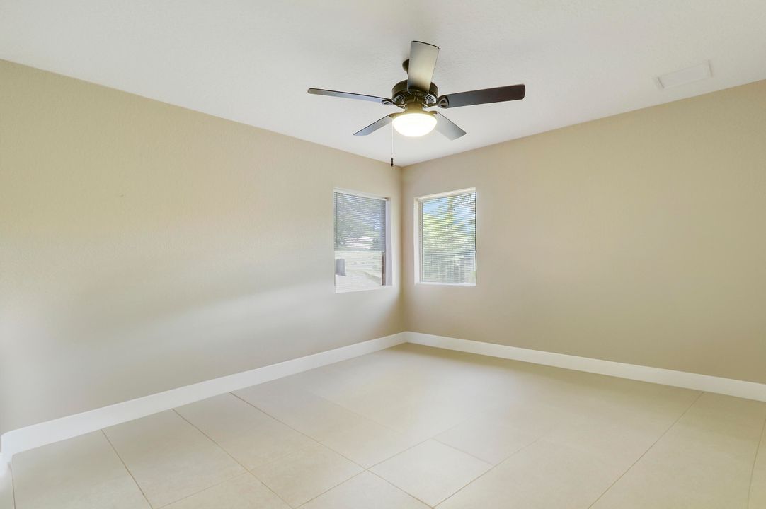 合同活跃: $670,000 (4 贝兹, 2 浴室, 1977 平方英尺)