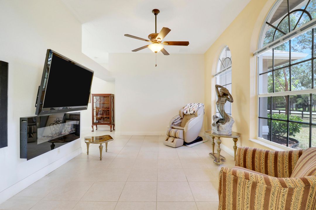 合同活跃: $670,000 (4 贝兹, 2 浴室, 1977 平方英尺)