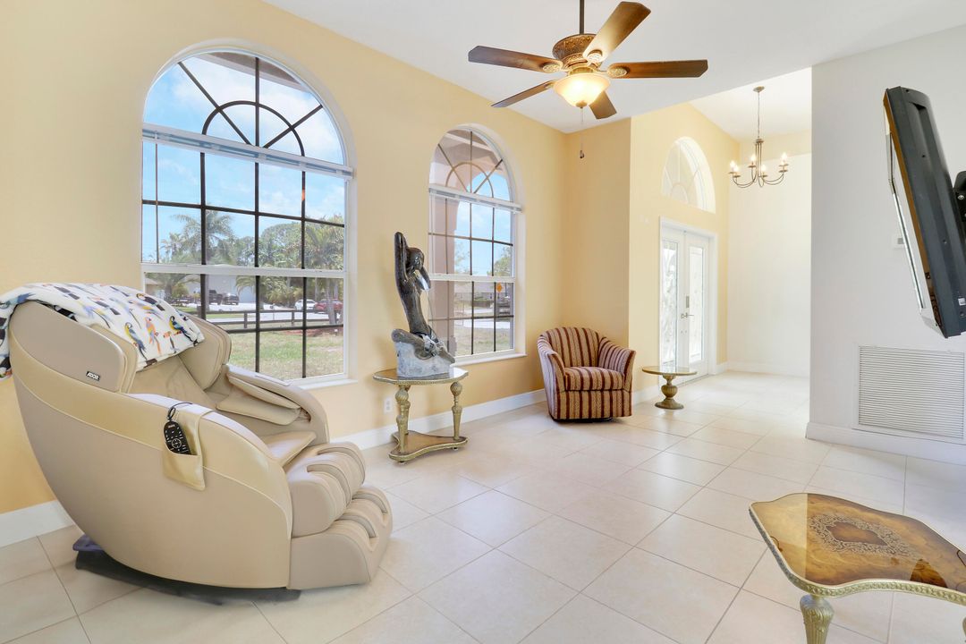 合同活跃: $670,000 (4 贝兹, 2 浴室, 1977 平方英尺)