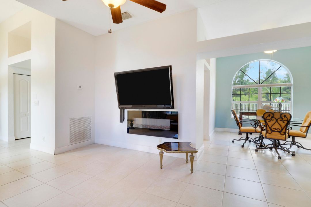 合同活跃: $670,000 (4 贝兹, 2 浴室, 1977 平方英尺)