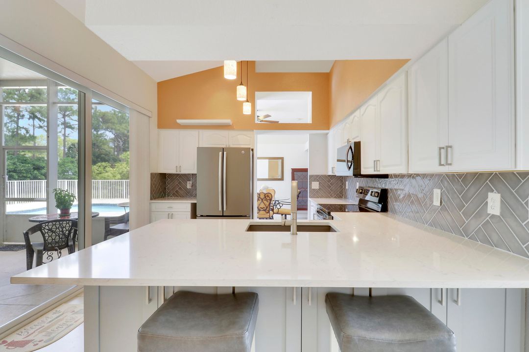 合同活跃: $670,000 (4 贝兹, 2 浴室, 1977 平方英尺)