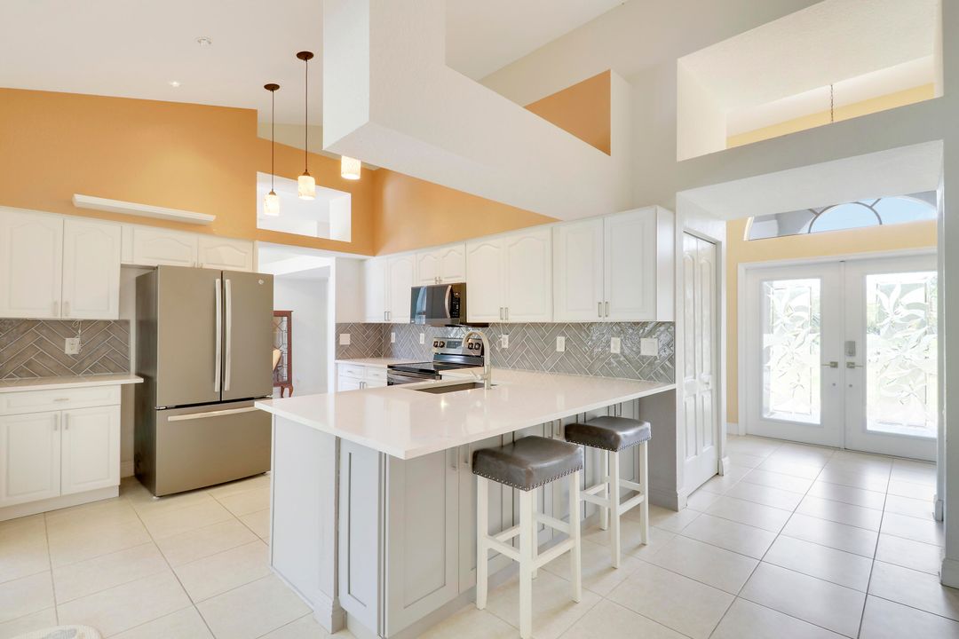 合同活跃: $670,000 (4 贝兹, 2 浴室, 1977 平方英尺)