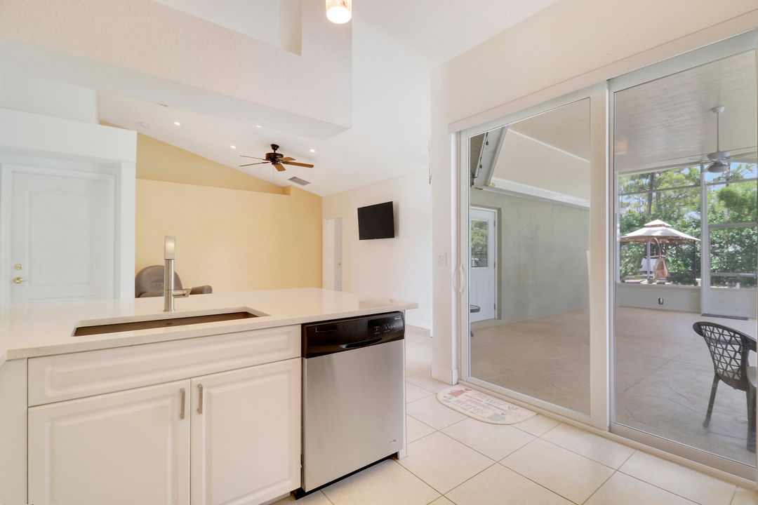 合同活跃: $670,000 (4 贝兹, 2 浴室, 1977 平方英尺)