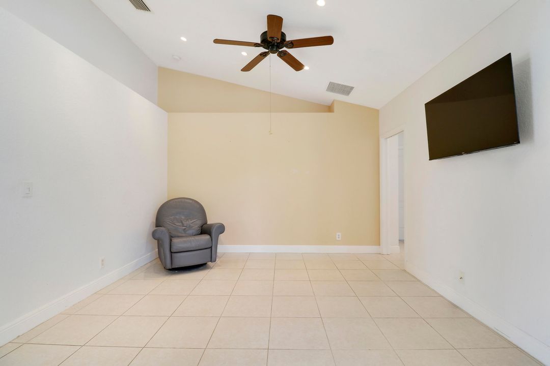 合同活跃: $670,000 (4 贝兹, 2 浴室, 1977 平方英尺)