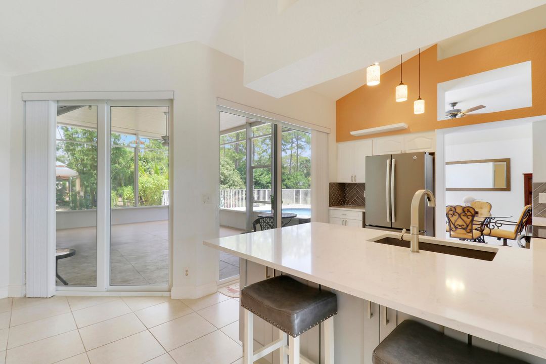 合同活跃: $670,000 (4 贝兹, 2 浴室, 1977 平方英尺)